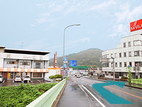 国道179号線を二宮交差点から吉井川方面に直進して、橋を越えてすぐに右折。