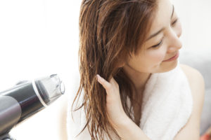 少しでも真っ直ぐに…悩ましいくせ毛の原因と対策